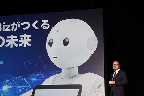 1月27日、国内事業を統括するソフトバンクの宮内謙社長は、ペッパーの法人活用事例を紹介した