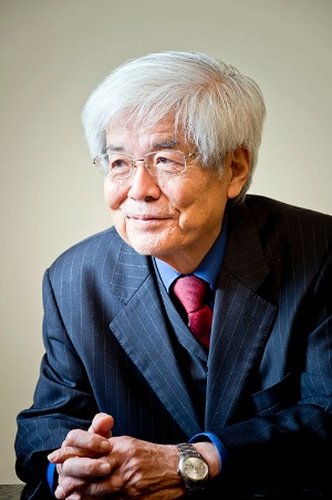 養老孟司さん(東京大学名誉教授、解剖学者)<br /> 1937年、鎌倉市生まれ。東京大学医学部卒業後、解剖学教室に入る。1995年、東京大学医学部教授を退官し、同大学名誉教授に。1989年、『からだの見方』でサントリー学芸賞を受賞。1985年以来一般書を執筆し始め、『形を読む』『解剖学教室へようこそ』『日本人の身体観』などで人体をわかりやすく解説し、『唯脳論』『人間科学』『バカの壁』『養老訓』といった多数の著作では、「身体の喪失」から来る社会の変化について思索を続けている。