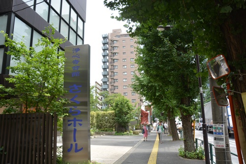 浄心寺のさくらホール。バス通りに面し、人通りも多い。