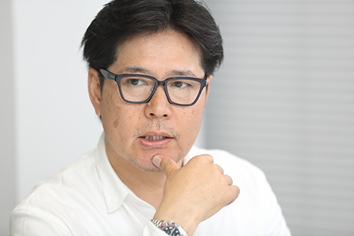 ジンズホールディングスの田中仁CEO（写真：村田 和聡、以下同じ）