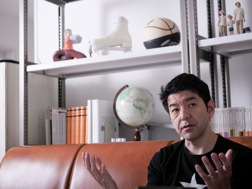 <span class="fontBold">レイ・イナモト(稲本零)氏</span><br>スイスの高校を経て、米国ミシガン大学で美術とコンピューターサイエンスを専攻。 卒業後の1997年に日本に帰国し、Noriyuki Tanaka Activity入社。98年に再渡米し、99年にニューヨークの大手デジタル広告代理店R/GA入社。広告代理店AKQAでCCO(最高クリエーティブ責任者)を務めた後、独立し2016年にInamoto&Co.を設立。12年には米Forbes誌「世界の広告業界で最もクリエーティブな25人」に選出されている。東京都出身、ニューヨーク在住。