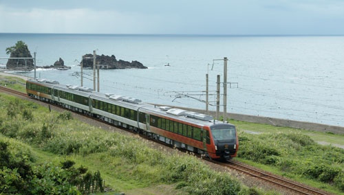 新潟駅と酒田駅を結ぶ新しい観光列車「海里」