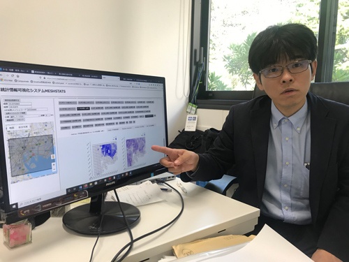今回メンターを務める横浜市立大学国際総合科学部特任教授で科学技術振興機構さきがけ研究員の佐藤彰洋氏。地図上に様々な情報を重ねられる統計情報可視化システム「MESHSTATS」の開発に取り組んでいる。