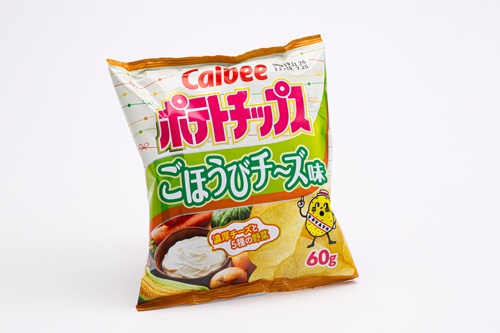 8月5日に発売したカルビーポテトチップスの新商品「ごほうびチ〜ズ」。日経ビジネス電子版の読者との議論で生まれた（写真：スタジオキャスパー）