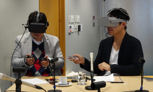 <span class="fontBold">安田洋祐(やすだ・ようすけ、左)</span><br />大阪大学経済学部准教授 2002年東京大学経済学部卒業。2007年米プリンストン大学で経済学博士号取得。政策研究大学院大学助教授を経て2014年4月から現職。専門はゲーム理論。共著書に『経済学で出る数字:高校数学からきちんと攻める』(日本評論社)、『日本の難題をかたづけよう』(光文社新書)、編著書に『学校選択制のデザイン ゲーム理論アプローチ』(NTT出版)などがある。<br /><span class="fontBold">入山章栄(いりやま・あきえ、右)</span><br />早稲田大学ビジネススクール准教授 1996年慶応義塾大学経済学部卒業。98年同大学院修了。2008年米ピッツバーグ大経営大学院で博士号取得。米ニューヨーク州立大学バッファロー校助教授を経て2013年から現職。著書に『ビジネススクールでは学べない 世界最先端の経営学』(日経BP社)などがある。