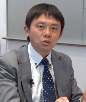 <span class="fontBold">鈴木裕人(すずき・ひろと)<br />アーサー・ディ・リトル・ジャパンパートナー</span><br />アーサー・ディ・リトル・ジャパンにおける自動車・製造業プラクティスのリーダーとして、自動車、産業機械、エレクトロニクス、化学などの製造業企業における事業戦略/技術戦略の策定支援、経営・業務改革の支援を担当。近年は、自動車業界にとどまらず、モビリティー領域に関する事業構想支援、アライアンス支援、技術変化に備えたトランスフォーメーションなどを多く手がける。著書に『フラグメント化する世界-GAFAの先へ-』『モビリティー進化論-自動運転と交通サービス、変えるのは誰か-』(いずれも日経BP)。