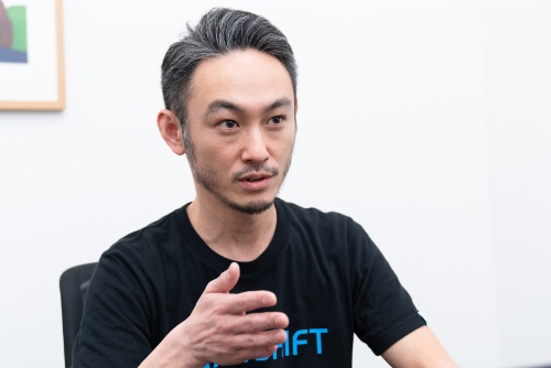 沓水佑樹氏<br> 広告代理店、クリエーティブ系ベンチャー企業を経て2011年に株式会社リクルートに入社。株式会社リクルートジョブズにおいて、シフオプ 、ジョブクイッカーなど複数の新サービス、新規事業の立ち上げに関わり、現在はリクルートライフスタイルにてAirシフトおよびシフトボードのサービス責任者を務める。(写真:吉成大輔)