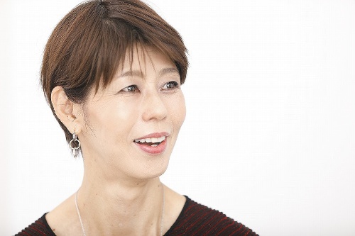 河合 薫(かわい・かおる)健康社会学者(Ph.D.,保健学)、気象予報士。1988年、千葉大学教育学部を卒業後、全日本空輸に入社。気象予報士としてテレビ朝日系「ニュースステーション」などに出演。2004年、東京大学大学院医学系研究科修士課程修了、2007年博士課程修了(Ph.D.)。産業ストレスやポジティブ心理学など、健康生成論の視点から調査研究を進めている。働く人々のインタビューをフィールドワークとし、その数は700人に迫る。 日経ビジネス電子版に「河合薫の新・社会の輪 上司と部下の力学」を連載中。