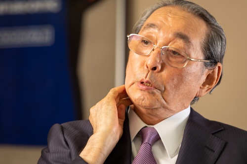 中村邦夫(なかむら・くにお) パナソニック特別顧問1939年滋賀県生まれ。62年大阪大学経済学部卒業後、松下電器産業(現パナソニック)入社。85年家電営業本部首都圏家電総括部東京商事営業所長、89年アメリカ松下電器パナソニック社社長を経て、93年取締役。96年常務、97年専務AVC社社長を経て2000年社長就任。「破壊と創造」をスローガンに、聖域なき構造改革を実行し、業績をV字回復させた。06年会長、12年相談役。18年より現職。(写真:菅野勝男、以下同じ)