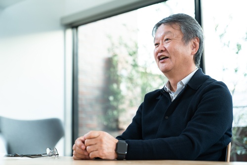 <span class="fontBold">深澤 直人(ふかさわ・なおと)</span><br>1956年、山梨県生まれ。NAOTO FUKASAWA DESIGN代表、プロダクトデザイナー。1980年に多摩美術大学プロダクトデザイン学科を卒業し、同年セイコーエプソン入社。1989年ID Two (現 IDEO サンフランシスコ)入社、1996年IDEO東京オフィスを立ち上げる。2002年より現職。日本民藝館館長、多摩美術大学統合デザイン学科教授、21_21Design Sightディレクターなど日本のデザイン振興に貢献する多くの顔を持つ。良品計画デザインアドバイザリーボードも務め、デザイナーの立場から企業経営に参画する。(写真:吉成 大輔)