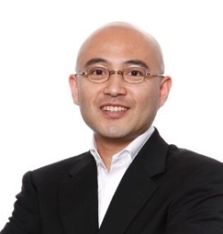 <span class="fontBold">楽天 常務執行役員/Chief Well-being Officer</span><br> 1997年の楽天の創業から参画。営業本部、マーケティング本部、国際事業等の立ち上げを行い、EC事業責任者を長年務めた後、米州社長、アジア社長を歴任。17年秋より楽天の企業文化強化および社内外のステイクホルダーを笑顔にすることをミッションとするChief People Officerとなり、さらに楽天のビジネスアセットを活用したサステナビリティ活動推進に加え、人々の働き方・生き方を模索するべく19年夏からChief Well-being Officerへ。慶應義塾大学SFC特別招聘教授。