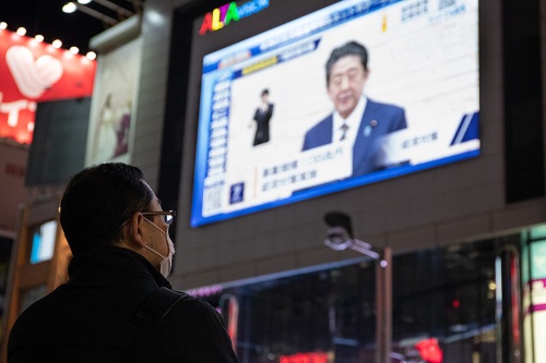 安倍晋三首相は7日、緊急経済対策を発表した。雇用不安の解消につながるか?(写真:アフロ)