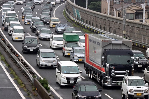 「Go To トラベル」事業開始後の連休、一部の高速道路では渋滞も見られた(写真:つのだよしお/アフロ)