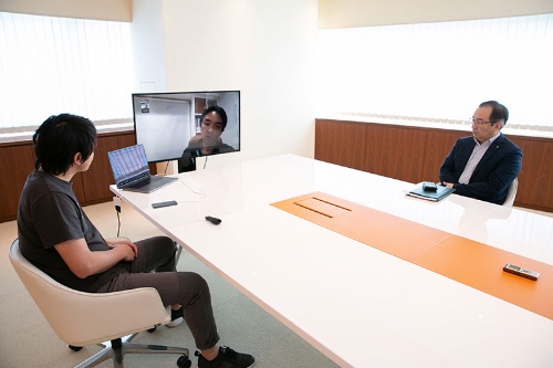 花王本社で開かれた花王代表取締役専務執行役員の長谷部佳宏氏、WiL共同創業者兼CEO(最高経営責任者)の伊佐山元氏、ストックマーク代表取締役CEOの林達氏による鼎談の様子(写真:的野 弘路)