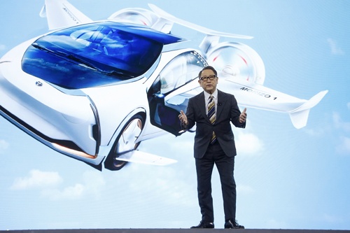 2020年の年明けに米ラスベガスで開催されたイベント「CES 2020」で、トヨタ自動車の豊田章男社長は、コネクテッドカーなどを使った新たなスマートシティー構想を発表。自動車産業を取り巻く環境変化への対応を急ぐ考えを改めて表明した。その一方で、従来の雇用の在り方のままでは変化へ対応できないとの危機感も強い(写真:AP/アフロ)