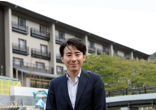 界 長門の開発を担当する石井芳明氏。20年3月の開業に向け、準備を進める(写真=森本勝義)
