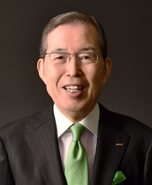 <span class="fontBold">永守重信(ながもり・しげのぶ)氏</span><br><b>学校法人永守学園理事長、日本電産会長CEO</b><br>1944年生まれ。67年職業訓練大学校(現・職業能力開発総合大学校)電気科卒。ティアックなどを経て73年に日本電産を創業、社長に就任。経営不振企業のM&A(合併・買収)などを通じて世界一のモーターメーカーに育てた。2014年から会長兼務。18年6月から会長CEOに。私財100億円余りを投じて京都学園大学(現・京都先端科学大学)の改革に乗り出し、同大学を運営する京都学園(現・永守学園)理事長に就任した。