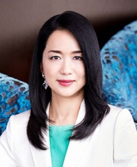伊達美和子(だて・みわこ)氏森トラスト代表取締役社長、森トラスト・ホテルズ&リゾーツ代表取締役社長慶應義塾大学大学院修了。総合コンサルティング会社勤務を経て、1998年森トラスト入社。2011年には森トラスト・ホテルズ&リゾーツ社長に就任。2016年6月から森トラスト代表取締役社長を務める。全国でホテルプロジェクトを推進し、2020年は沖縄、奈良、東京において日本初進出のラグジュアリーホテルブランドを含む3軒のホテルが開業を迎えた。都心の大型複合施設開発では、虎ノ門「神谷町」エリアにおける大規模プロジェクト「東京ワールドゲート」が2020年3月に竣工、さらに赤坂ツインタワー跡地における「赤坂二丁目プロジェクト」といった大型都市開発も手掛けている。