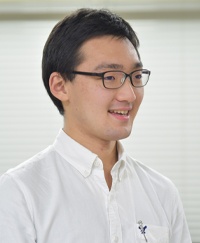 <span class="fontBold">板橋竜太(いたばし・りゅうた)氏</span><br> 東京工業高等専門学校 情報工学科4年<br> 埼玉県生まれ。神奈川県横浜市育ち。公立の小・中学校から高専に入学。中学校のときに初めてプログラミングに触れ、その楽しさを知ったことをきっかけに、せっかくなら楽しめることを仕事にしたいと考え、高専の情報工学科を選択。入学後すぐに学内の「プロコンゼミ」というプログラミングのコンテストへの参加を目指す課外活動に所属し、1年生と3年生のときに高専プロコンに出場。3年生で開発リーダを担当した「てんどっく」は、高専プロコンで最優秀・文部科学大臣賞を獲得し、その後改良を加えて臨んだDCON2020にて最優秀賞を獲得した。