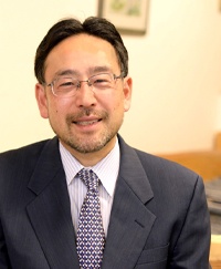 <span class="fontBold">藻谷浩介(もたに・こうすけ)氏</span><br> 日本総合研究所主席研究員<br> 1988年東京大学法学部卒業。88年日本開発銀行(現日本政策投資銀行)入行。94年米コロンビア大学経営大学院(ビジネススクール)卒業(経営学修士)。2000年から内閣官房、内閣府・国交・農水・総務・厚生労働・財務・経産・文科省などの各種審議会委員を多数務める。12年から日本総合研究所主席研究員。日本政策投資銀行地域企画部特任顧問(非常勤・現職)。公益財団法人ラボ国際交流センター理事、公立長野大学客員教授、新見公立大学客員教授。日本政策投資銀行地域企画部特任顧問(非常勤)、特定非営利活動法人ComPus地域経営支援ネットワーク理事長も務める。