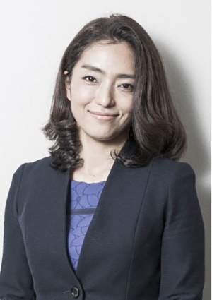<span class="fontBold">佐々木裕子(ささき・ひろこ)氏</span><br> リクシス 代表取締役社長 CEO。東京大学法学部卒。日本銀行を経て、マッキンゼーアンドカンパニーで同社アソシエイトパートナーを務める。マッキンゼー退職後、株式会社チェンジウェーブを立ち上げ、企業の「変革」デザイナーとしての活動を開始。変革実現のサポートや変革リーダー育成、個人や組織、社会変革を担いつつ、複数大手企業のダイバーシティ推進委員会有識者委員にも就任。自身の子育てに加え、愛知県在住の80代両親の介護も始まり、2016年株式会社リクシスを酒井と共に創業。多様性推進の目的と現実を理解しながら、画期的な両立支援の在り方を定義する。