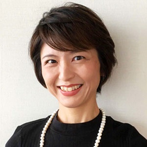 <span class="fontBold">谷津かおり</span><br />BBDO JAPAN Head of Planning<br />早稲田大学卒業後、新卒としてマッキャンエリクソンに入社後、営業本部を経て戦略プランニング本部に異動。育休からの復職後、当時の子育てする母親を「主婦」とひとくくりに捉えるマーケティングに疑問を感じ、母親インサイト研究プロジェクト「Real Mothers (リアル・マザーズ)」を立ち上げ、リーダーを務める。同時に、プランナーとして主に母親/女性層をターゲットとする国内外の企業のマーケティング及びコミュニケーション戦略企画に従事。2010年、コーチ・トウェンティワンによる社内コーチ資格を取得。2016年 BBDO JAPANに入社、戦略プランニング全体を統括。
