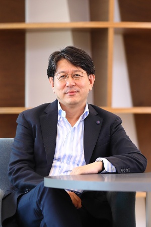 <span class="fontBold">加藤雅則氏</span><br> アクション・デザイン代表<br> 日本興業銀行、環境教育NPO、事業投資育成会社などを経て現職。2000~2007年、日本にコーアクティブ・コーチングを紹介し普及させた一人。2000年以来、上場企業を中心とした人材育成・組織開発に従事する。経営陣に対するエグゼクティブ・コーチングを起点とした対話型組織開発を得意とする。「両利きの経営」の提唱者であるオライリー教授(スタンフォード大学経営大学院)の日本における共同研究者。大手上場企業を中心に、組織開発・後継者育成に関するアドバイザーを務める。