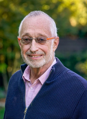 <span class="fontBold">ポール・ミルグロム(Paul Milgrom)氏</span><br>米スタンフォード大学教授<br>2020年ノーベル経済学賞を受賞。1948年米国デトロイト生まれ。70年に米ミシガン大学を卒業、保険数理士(アクチュアリー)の仕事に数年間従事した後、78年米スタンフォード大学経営大学院でPh.D.を取得。87年から現職。著書に『組織の経済学』(ジョン・ロバーツ氏との共著、NTT出版)、『オークション 理論とデザイン』(東洋経済新報社)などがある。(写真: AP/アフロ)