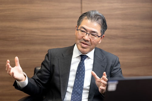 有泉健(ありいずみ・たけし)氏1984年電気通信大学大学院修了、国際電信電話(現KDDI)入社。16年同社執行役員。17年から現職。山梨県出身。(写真:吉成 大輔)