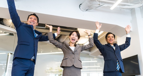 「ハッピー」な気持ちになっていますか?(写真:PIXTA)