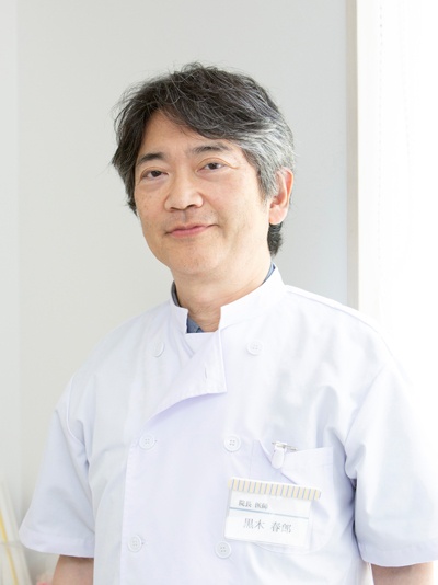 <span class="fontBold">黒木春郎(くろきはるお)氏</span><br> 1984年、千葉大学医学部を卒業。同学部付属病院小児科医局に所属し、関連病院勤務を経て、2005年に外房こどもクリニックを開設。厚生労働省の「オンライン診療の適切な実施に関する指針の見直しに関する検討会」構成員、日本遠隔医療学会のオンライン診療分科会分科会長、日本医師会の「オンライン診療研修に関する検討委員会」委員などを務める。千葉大学医学部臨床教授。