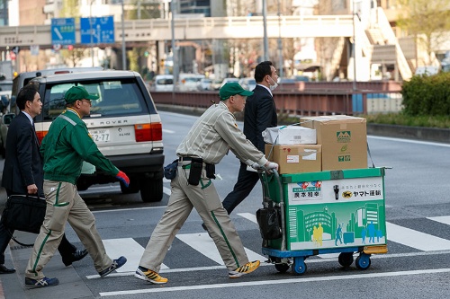宅配便サービスは、いまや欠かせない社会インフラの1つとなっている(写真:Rodrigo Reyes Marin/アフロ)