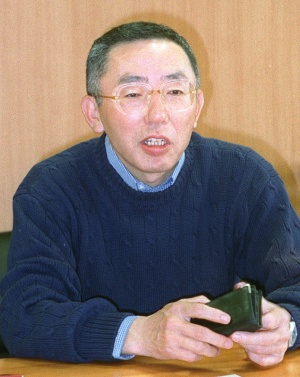 フリースブームを起こした当時のファストリの柳井正社長(写真:読売新聞/アフロ)
