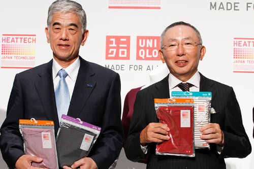 ファストリは東レと共同でヒートテックなどを開発してきた。左は東レの日覺昭廣社長。写真は2011年(写真:アフロ)