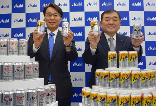 「アサヒスーパードライ」の発売から36年で初めてとなる全面刷新を発表したアサヒビールの塩沢賢一社長（右）と松山一雄専務取締役マーケティング本部長