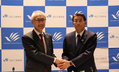 次期社長に就任する上野裕明取締役常務執行役員(右)。三津家正之社長は代表権を持たない取締役となる