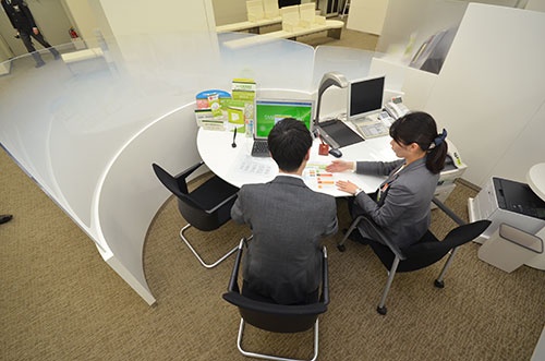 三井住友銀行では行員と個人客が隣り合って着席する「寄り添いブース」を設けている。