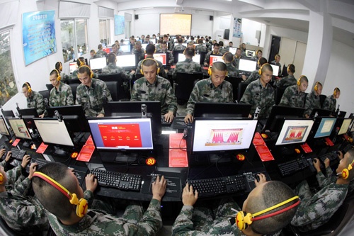 パソコンを操作する中国軍の兵士たち(写真は本文と関係ありません、写真:Imaginechina/アフロ)