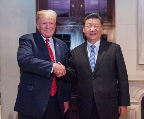 18年12月1日の米中首脳会談でトランプ米大統領(左)は中国の習近平国家主席(右)に対して、貿易などの協議で合意しなければ対中関税を引き上げると詰め寄った(写真:新華社/アフロ)
