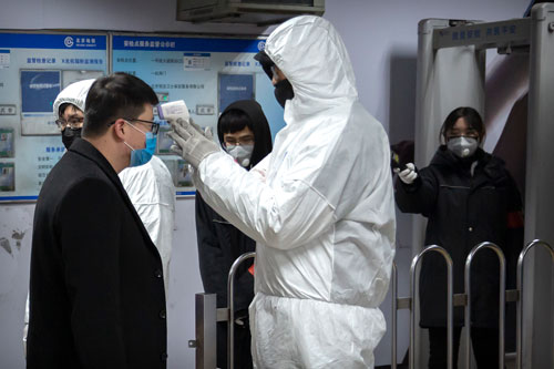 北京の地下鉄では駅に入る乗客の体温を測る措置を取っている（写真：AP/アフロ）