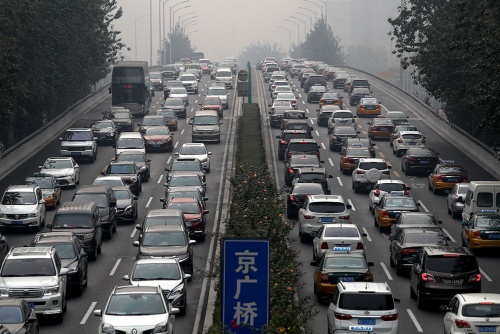 中国の新車市場は昨年、28年ぶりに前年割れ(写真:AP/アフロ)