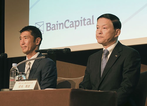 2018年6月、東芝メモリの社長だった成毛康雄氏（右）は、米投資ファンドのベインキャピタルを中心とする日米韓連合傘下での戦略を説明した（写真：共同通信）