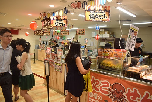 シンガポールの「DON DON DONKI」の店内。「焼きもろこし」が人気だ。