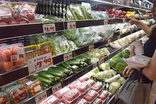 シンガポールの店舗は生鮮食料品を充実させている