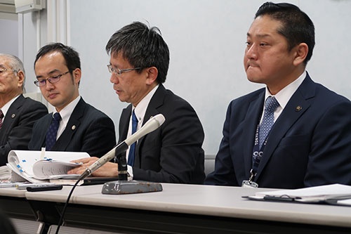 判決後の記者会見で、大阪府泉佐野市の千代松大耕市長（右）の表情は厳しかった
