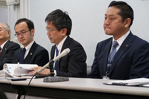 判決後の記者会見で、大阪府泉佐野市の千代松大耕市長(右)の表情は厳しかった