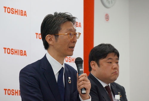 2月3日、記者会見した東芝データの島田太郎CEO(左)と北川浩昭COO(最高執行責任者)