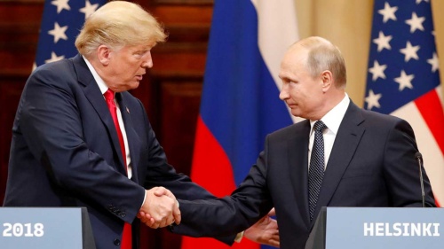 トランプ米大統領(左)とロシアのプーチン大統領(右)。中距離核戦力の扱いをめぐって、米ロは対立しているのか、思惑を同じくしているのか。(写真:ロイター/アフロ)
