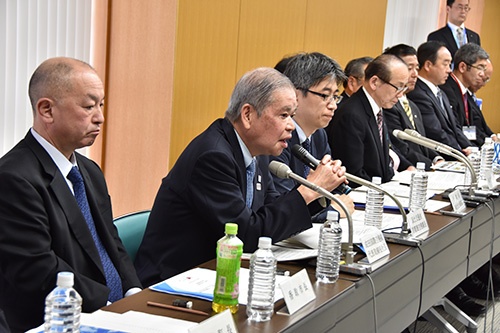 発着時間延長の合意を受け、会見する成田国際空港株式会社の夏目誠社長（左から2番目）