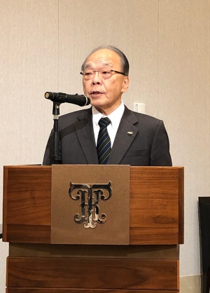記者会見で中計について説明する東芝機械の飯村幸生会長兼CEO